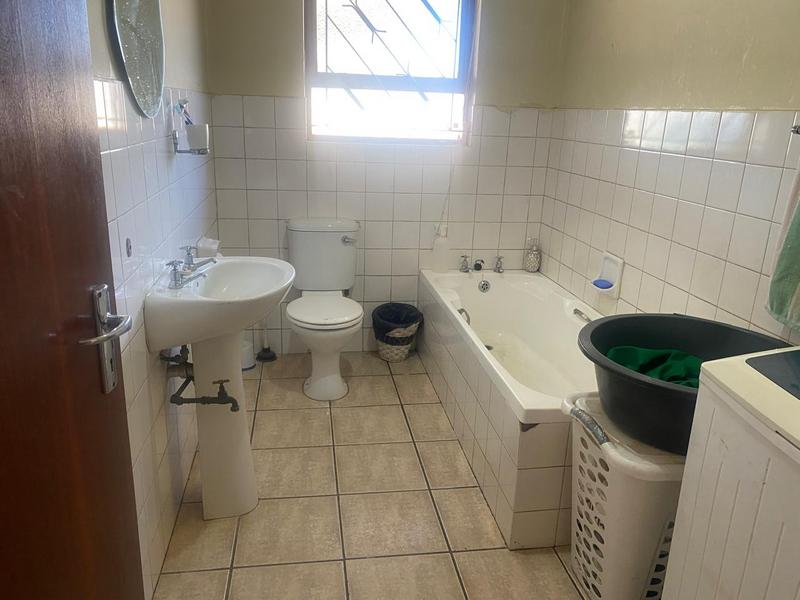 To Let 4 Bedroom Property for Rent in Komani Park Eastern Cape